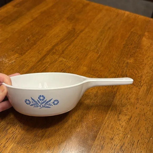 Vtg. 1980s Corning Ware, handled, Blue Cornflower 1 pint casserole/saucepan. - Picture 2 of 9
